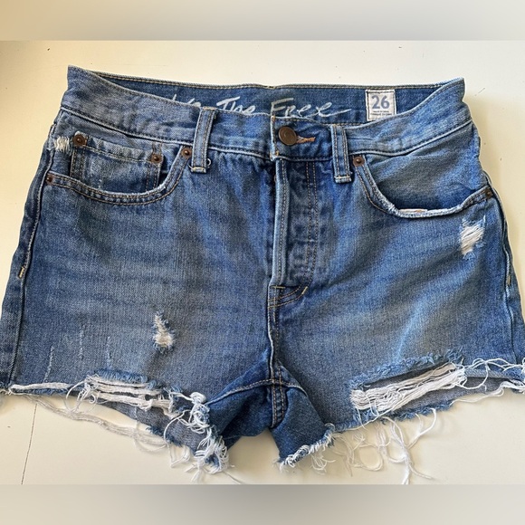 Free People We The Free Cutoff Distressed Jean Shorts Fray Hem Size 26 - Picture 1 of 5